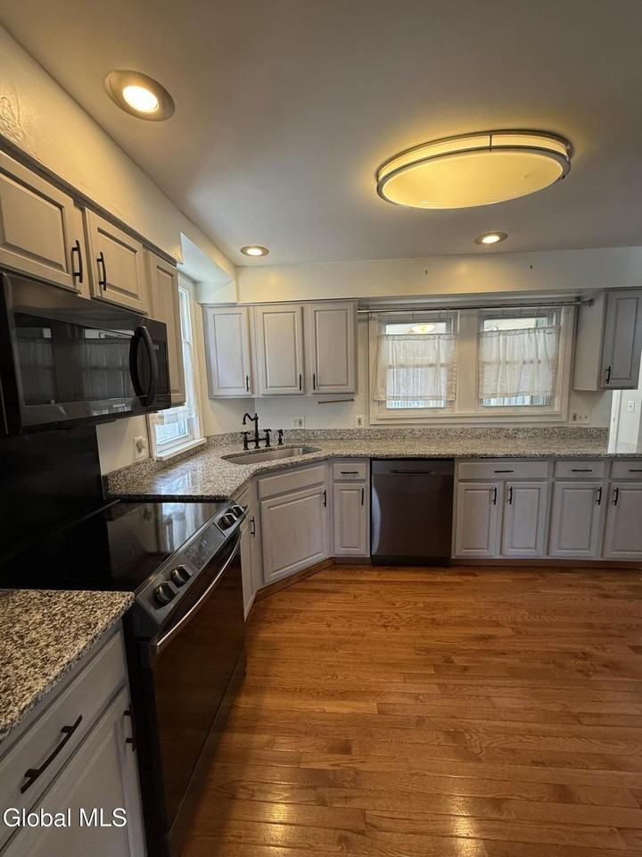 1960 Eastern Pkwy - Photo 4 of 20