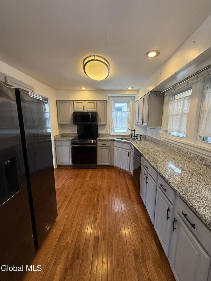 1960 Eastern Pkwy - Photo 5 of 20