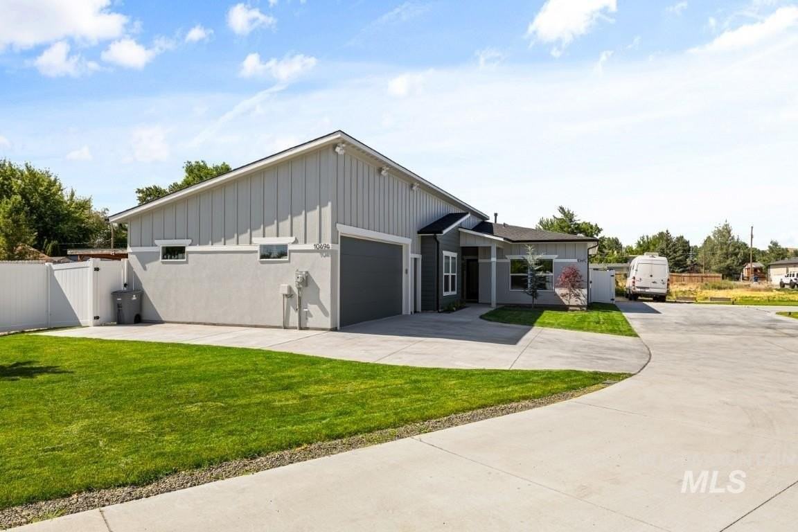 10494 W Shields Ave - Photo 3 of 49