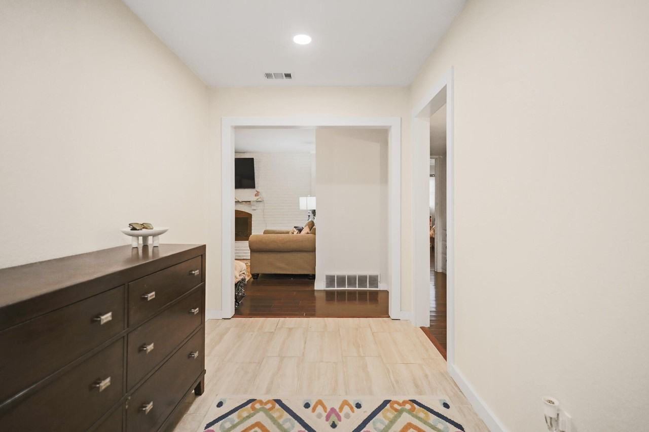 4302 42nd St - Photo 3 of 50