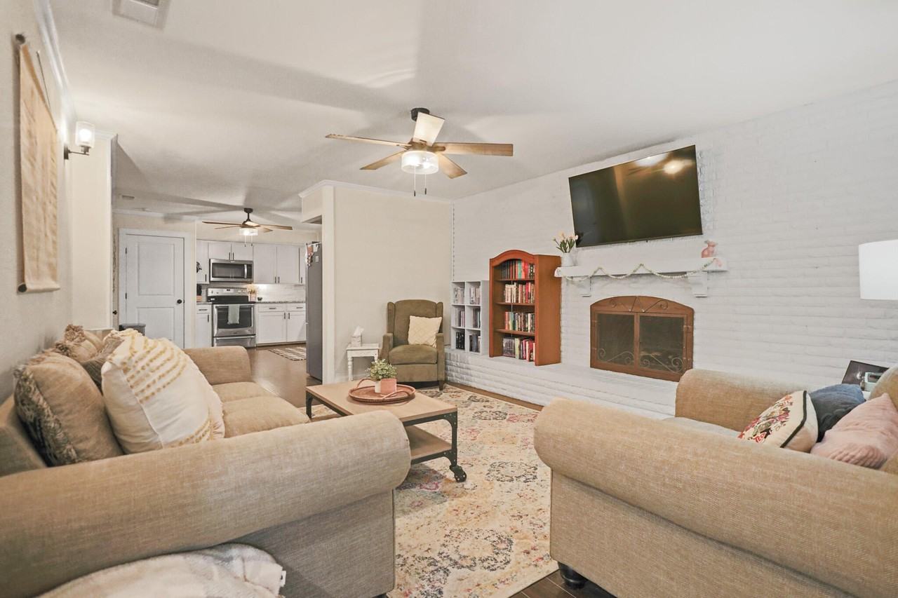 4302 42nd St - Photo 4 of 50