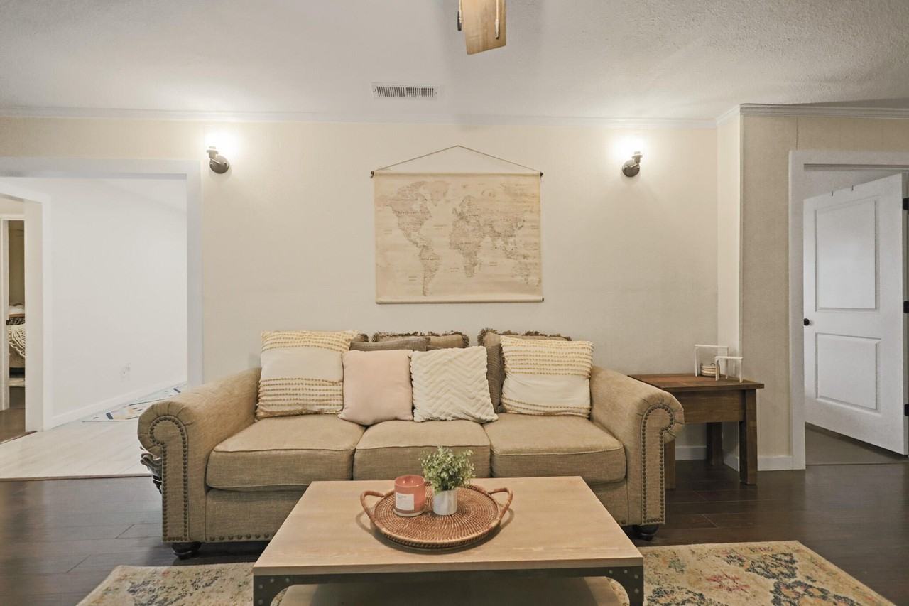 4302 42nd St - Photo 6 of 50