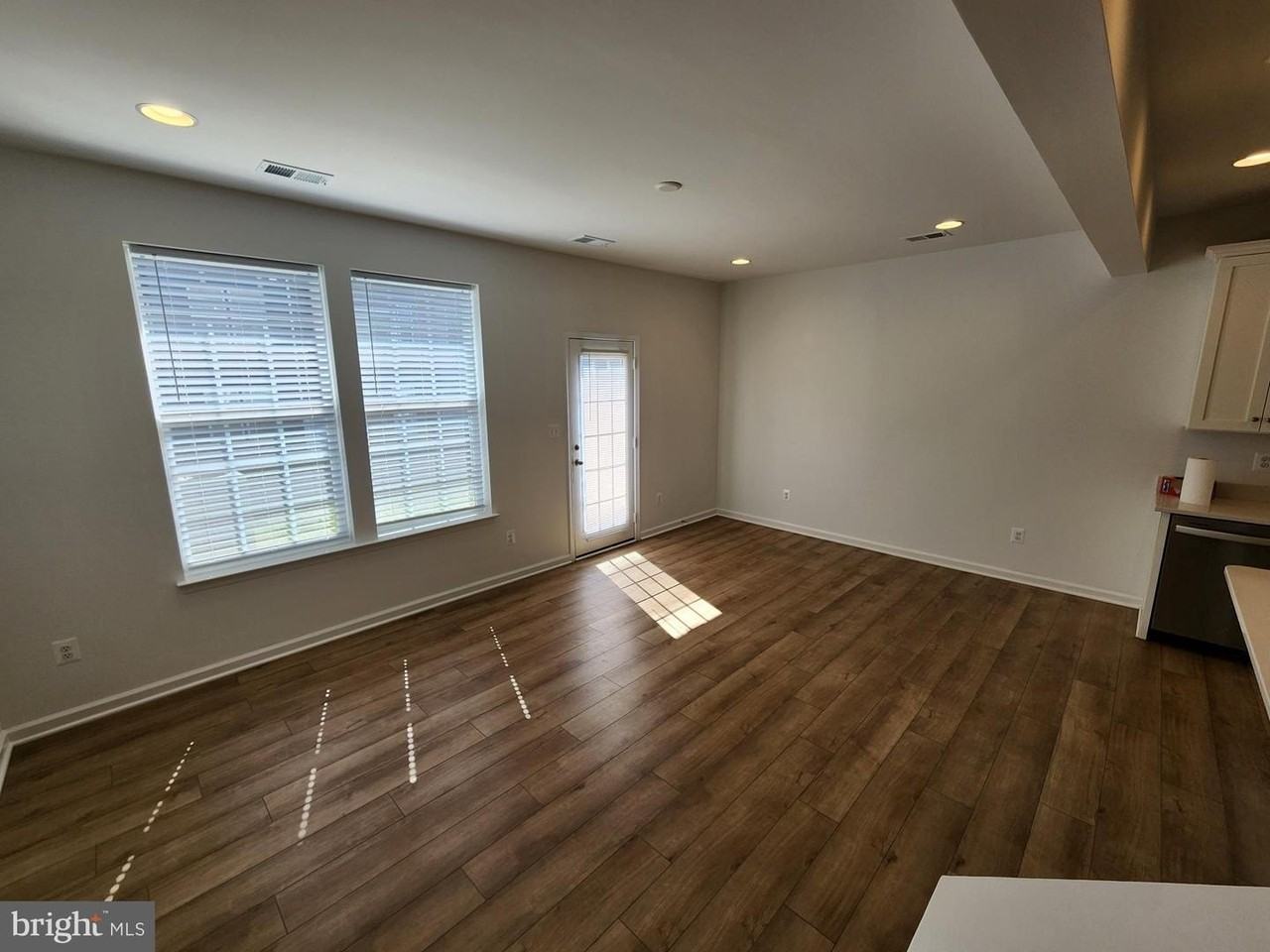 437 Hillsdale Pl - Photo 5 of 38