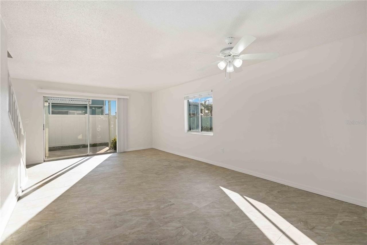 3569 Bee Ridge Rd - Photo 5 of 32