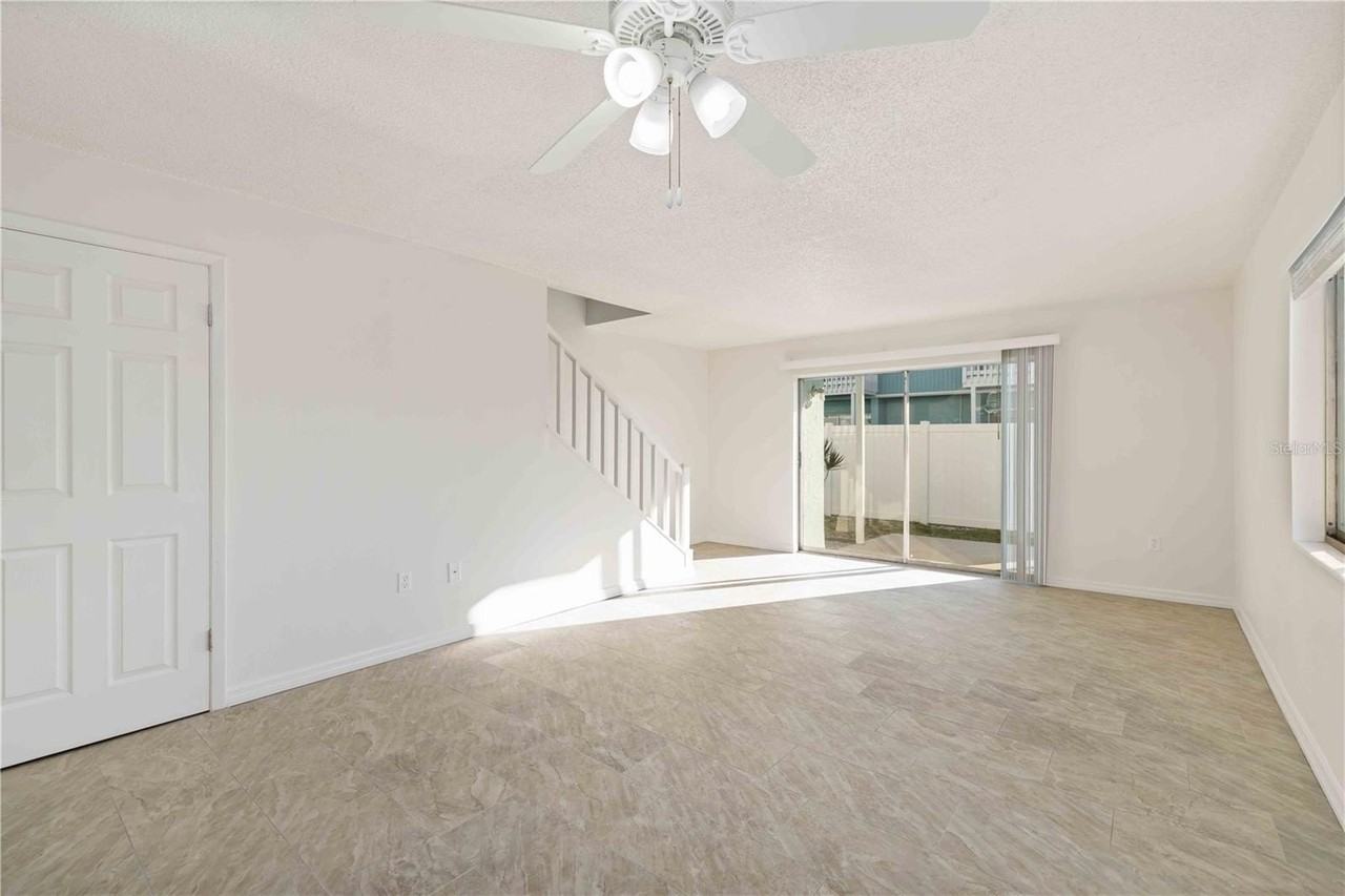 3569 Bee Ridge Rd - Photo 6 of 32