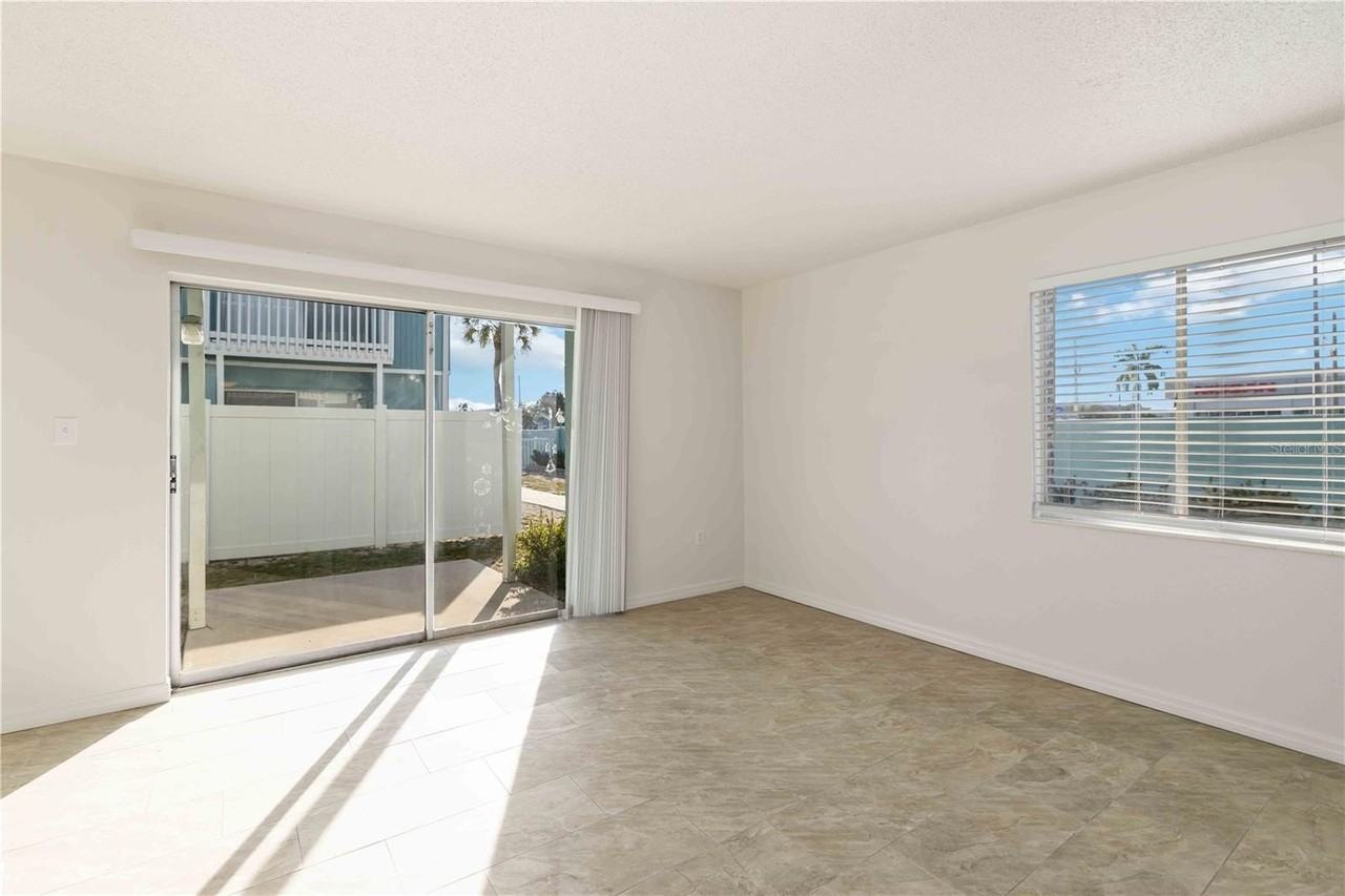 3569 Bee Ridge Rd - Photo 7 of 32