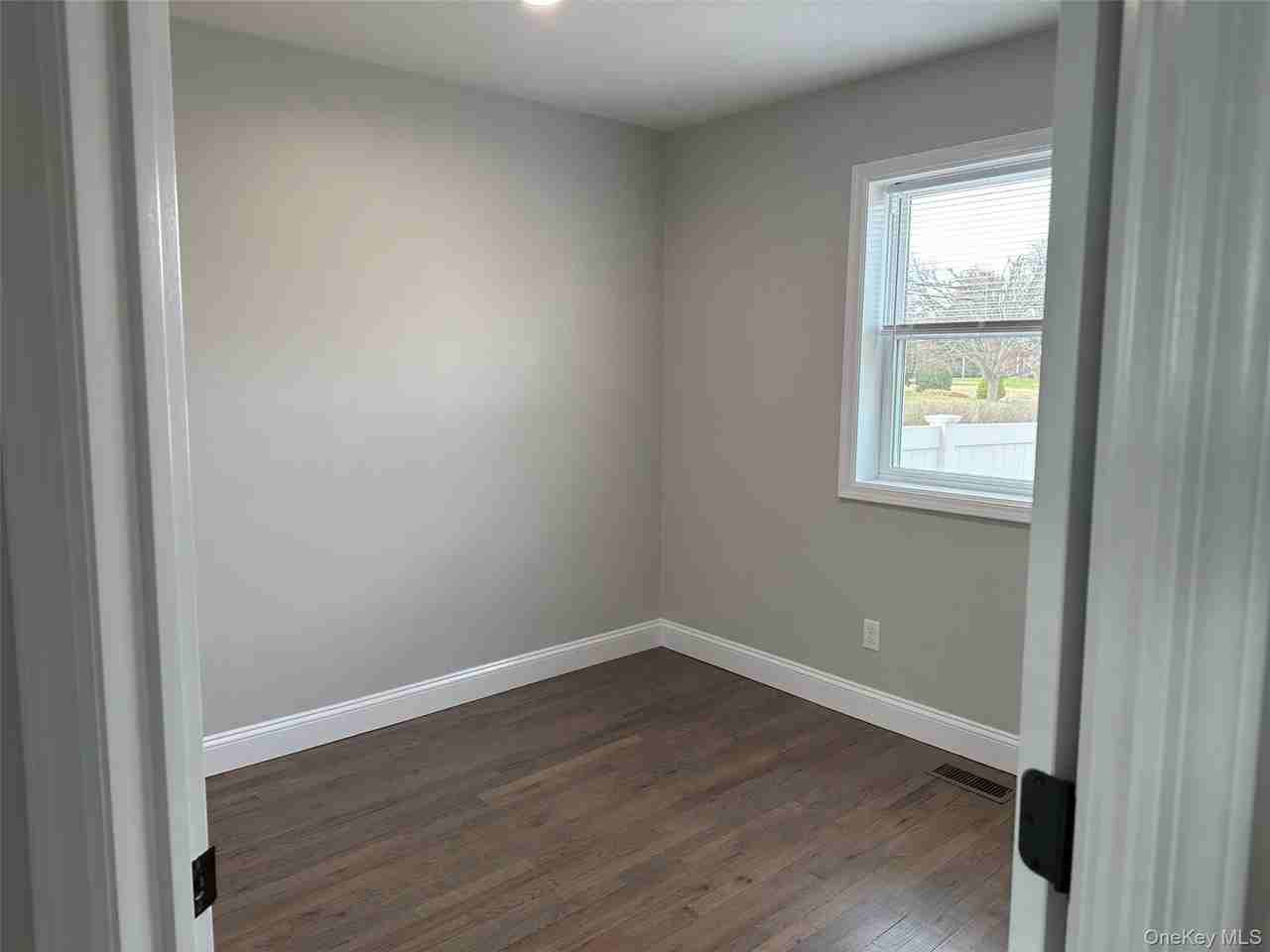 99 N Railroad Ave - Photo 3 of 7