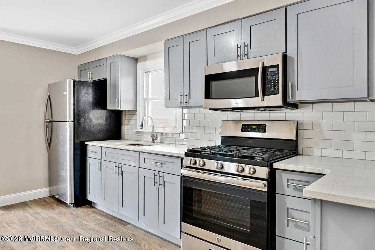 907 Bond St Unit 1 - Photo 2 of 9