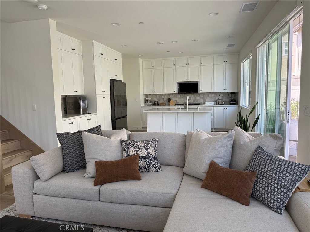 541 Jasper St - Photo 4 of 20