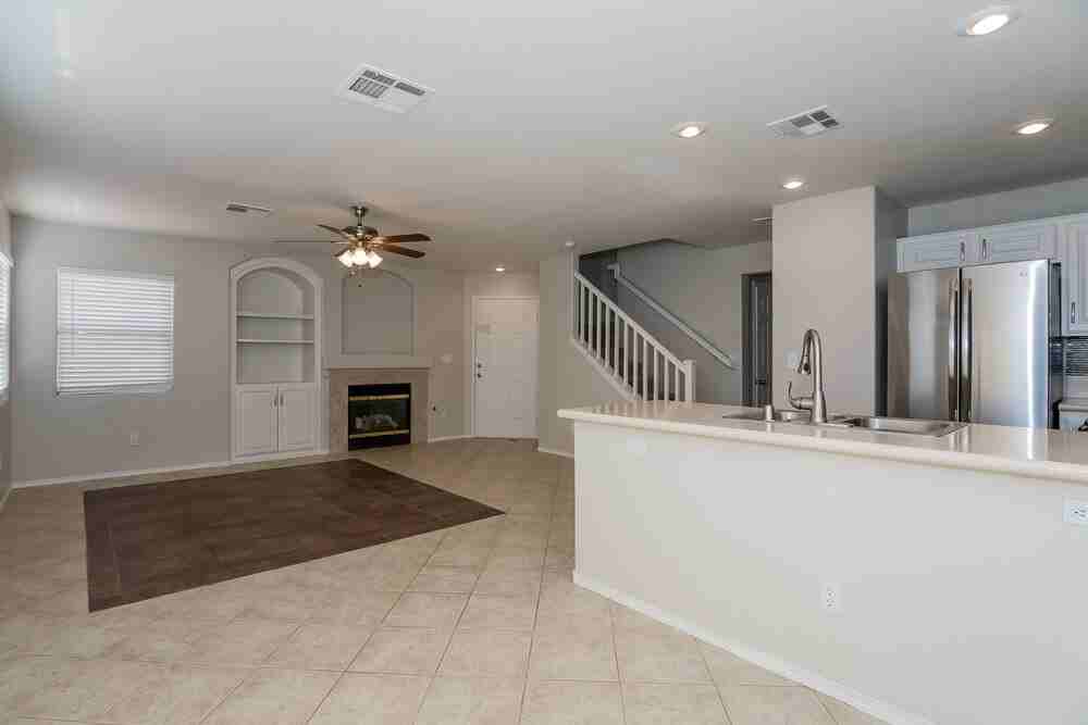 530 Eresma St - Photo 5 of 17