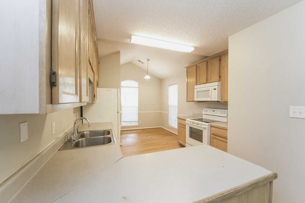 8400 Woodford Bridge Dr - Photo 7 of 17