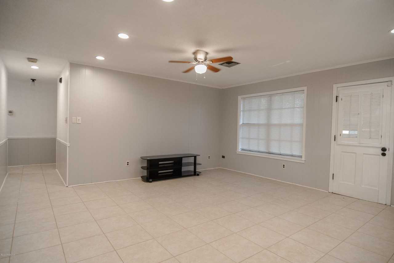 111 Valencia Dr - Photo 2 of 13