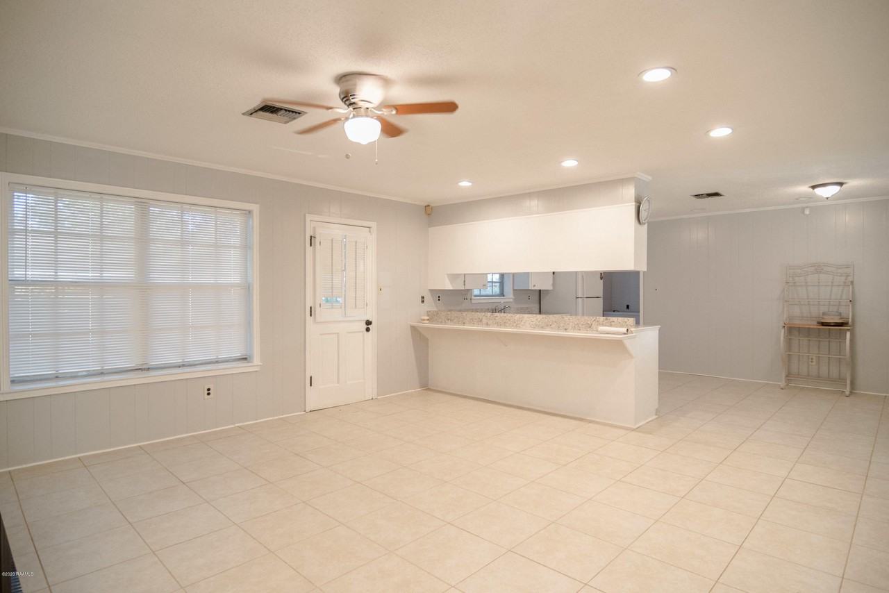 111 Valencia Dr - Photo 3 of 13