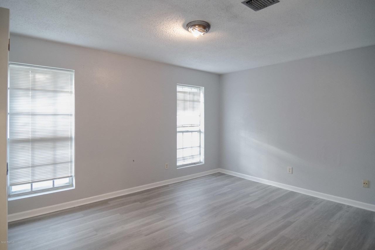 111 Valencia Dr - Photo 6 of 13