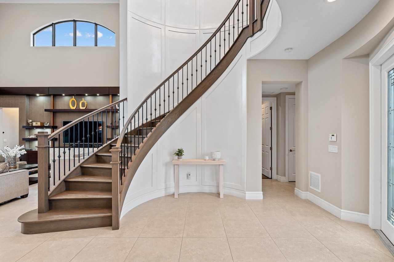 9741 Vitrail Ln - Photo 4 of 50