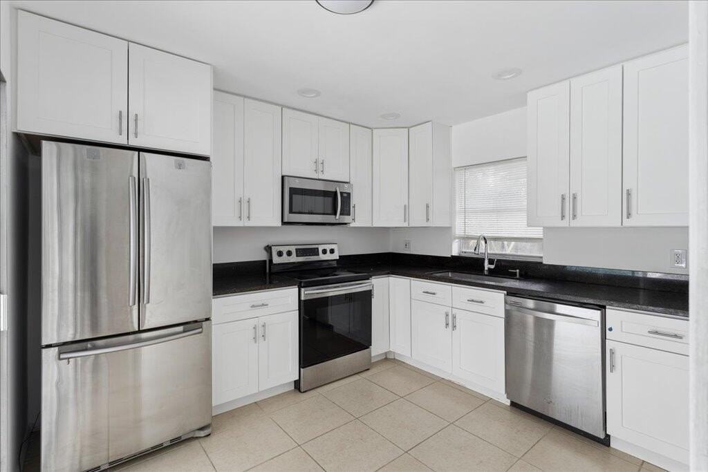 2324 Nw 98th Ter - Photo 4 of 22