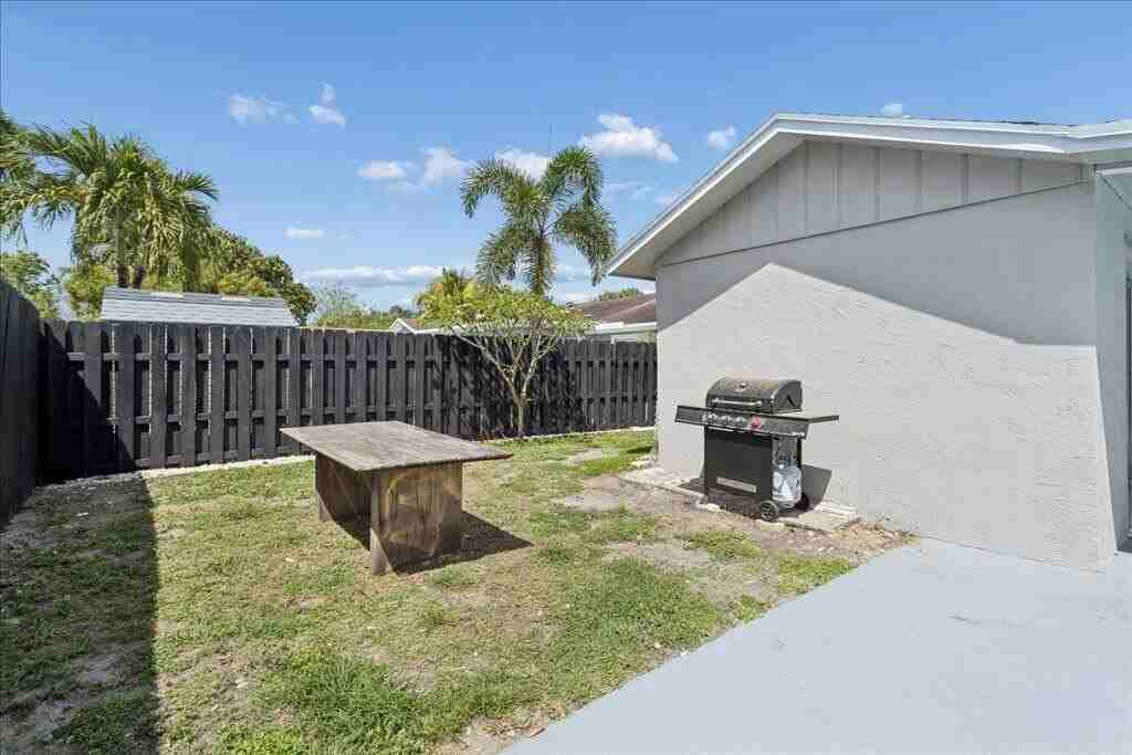 2324 Nw 98th Ter - Photo 5 of 22