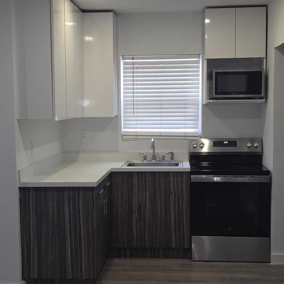 906 N Riverside Dr Apt 1-9 - Photo 4 of 20