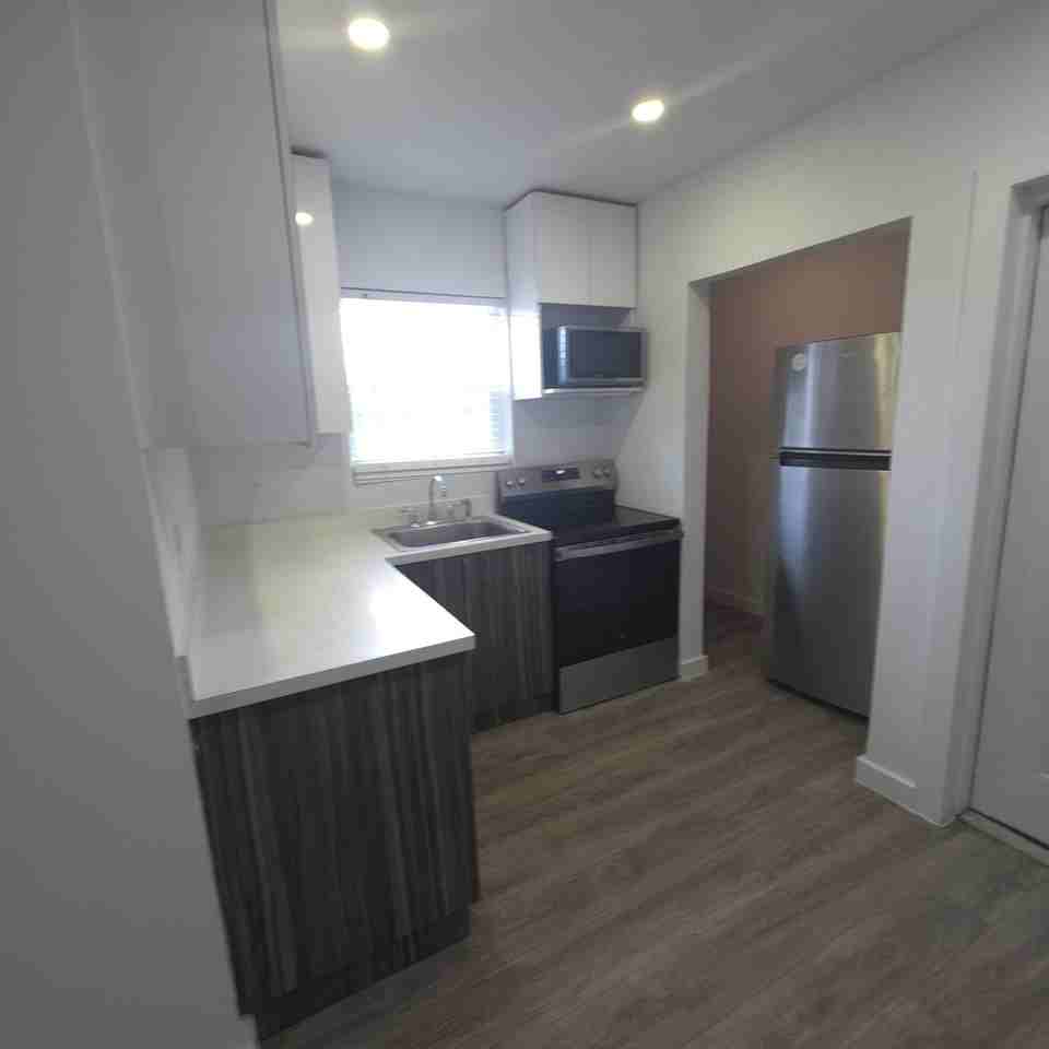 906 N Riverside Dr Apt 1-9 - Photo 5 of 20