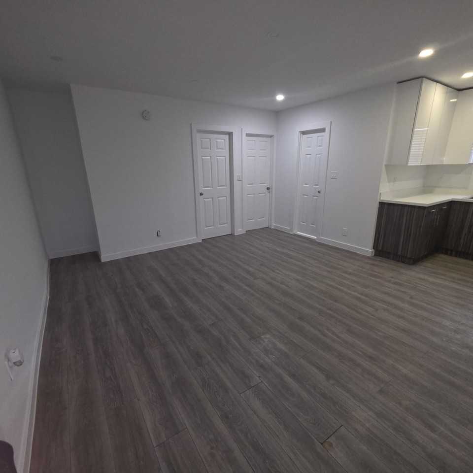 906 N Riverside Dr Apt 1-9 - Photo 7 of 20