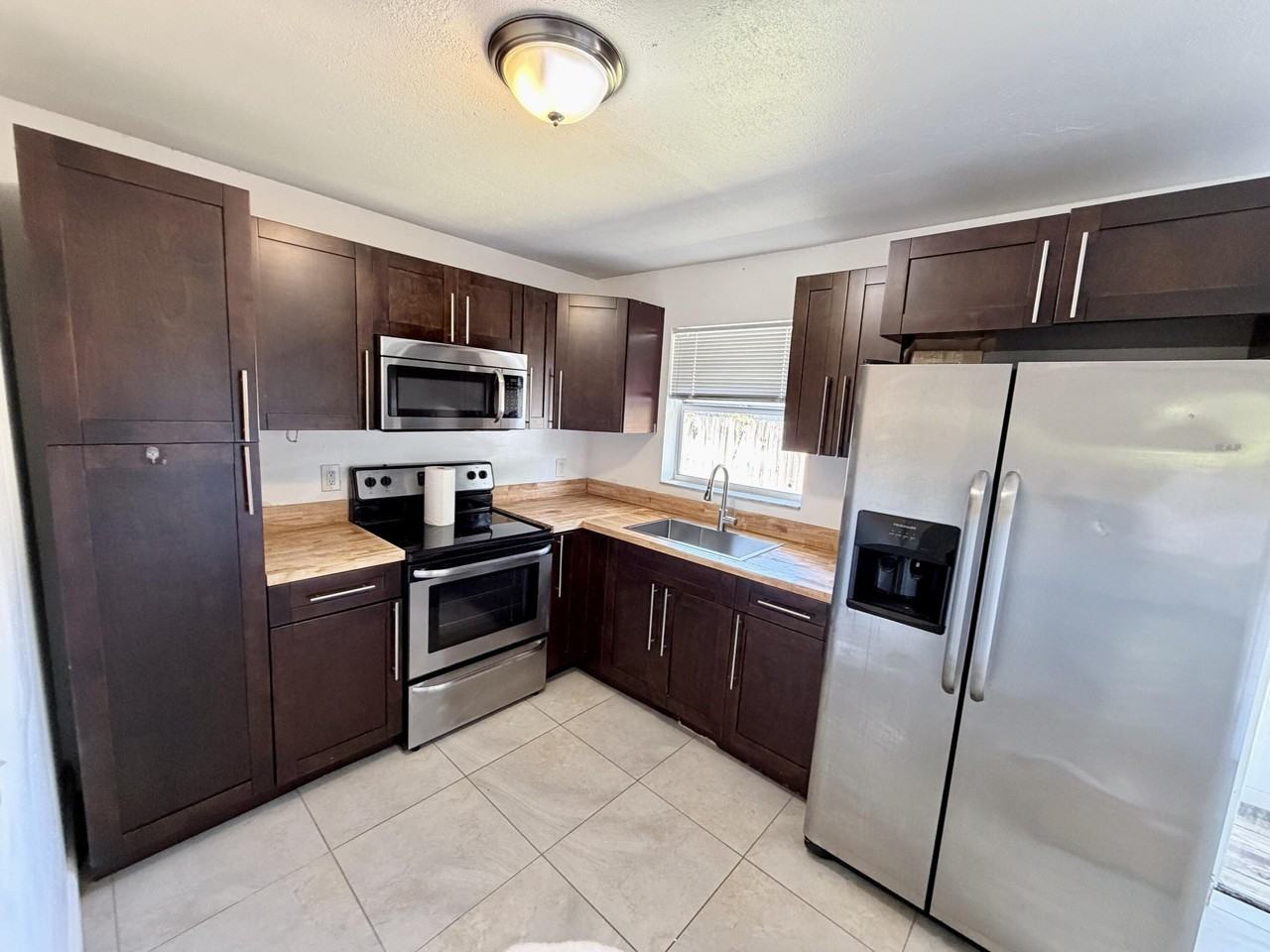 1990 Sw 9th St #1-2 - Photo 4 of 11