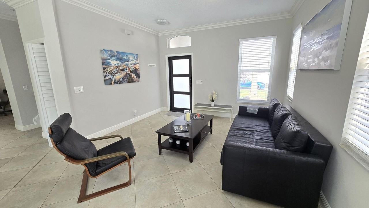 6878 Nw 33rd St - Photo 3 of 32