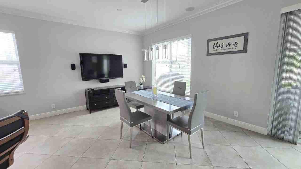 6878 Nw 33rd St - Photo 4 of 32