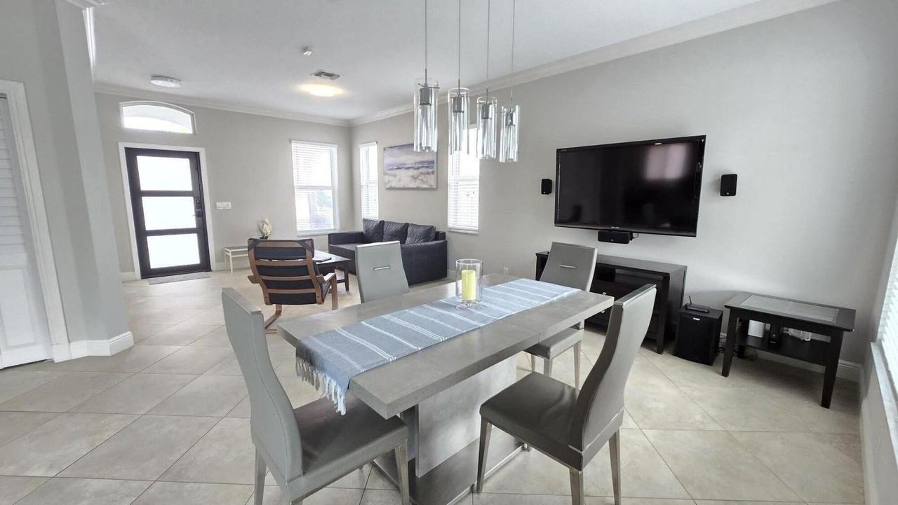 6878 Nw 33rd St - Photo 5 of 32