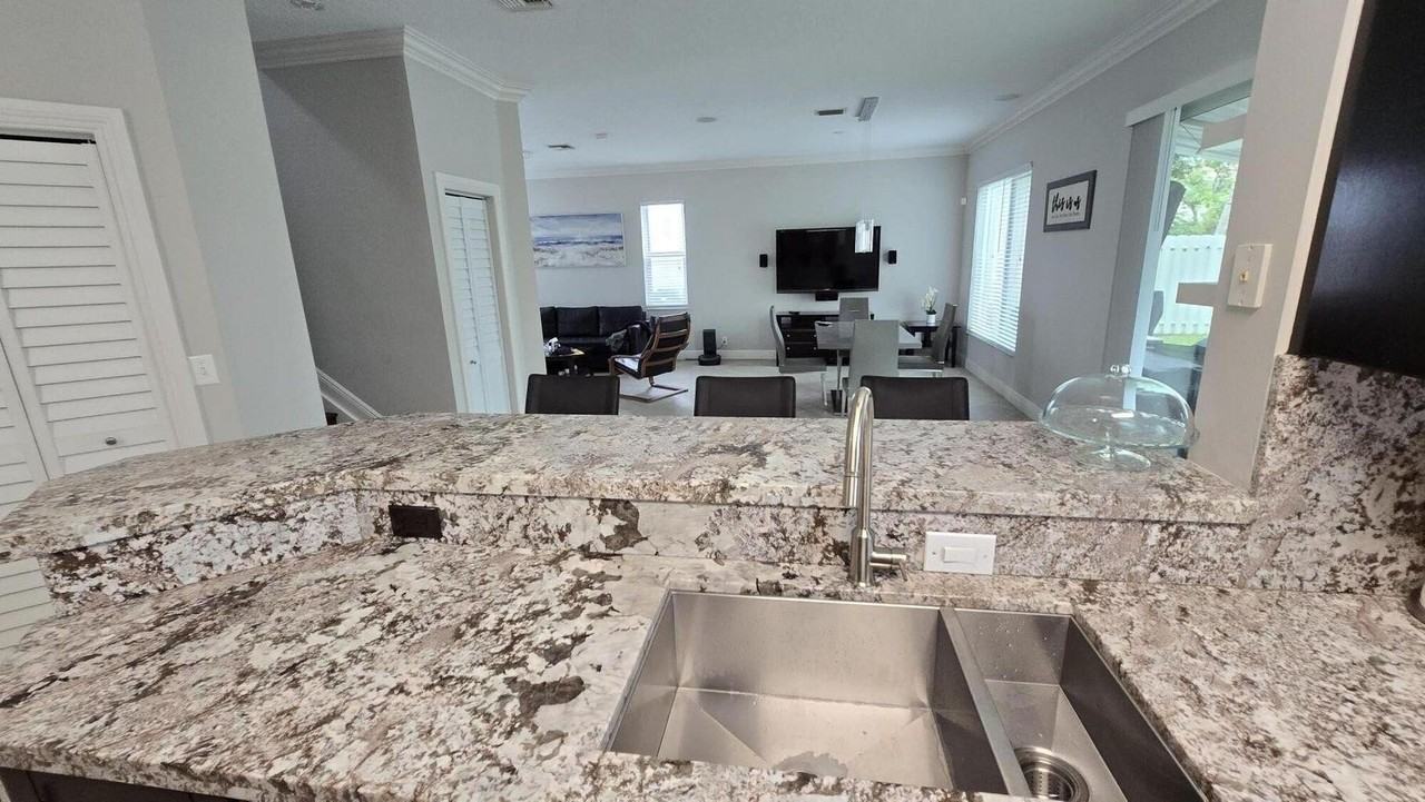 6878 Nw 33rd St - Photo 6 of 32