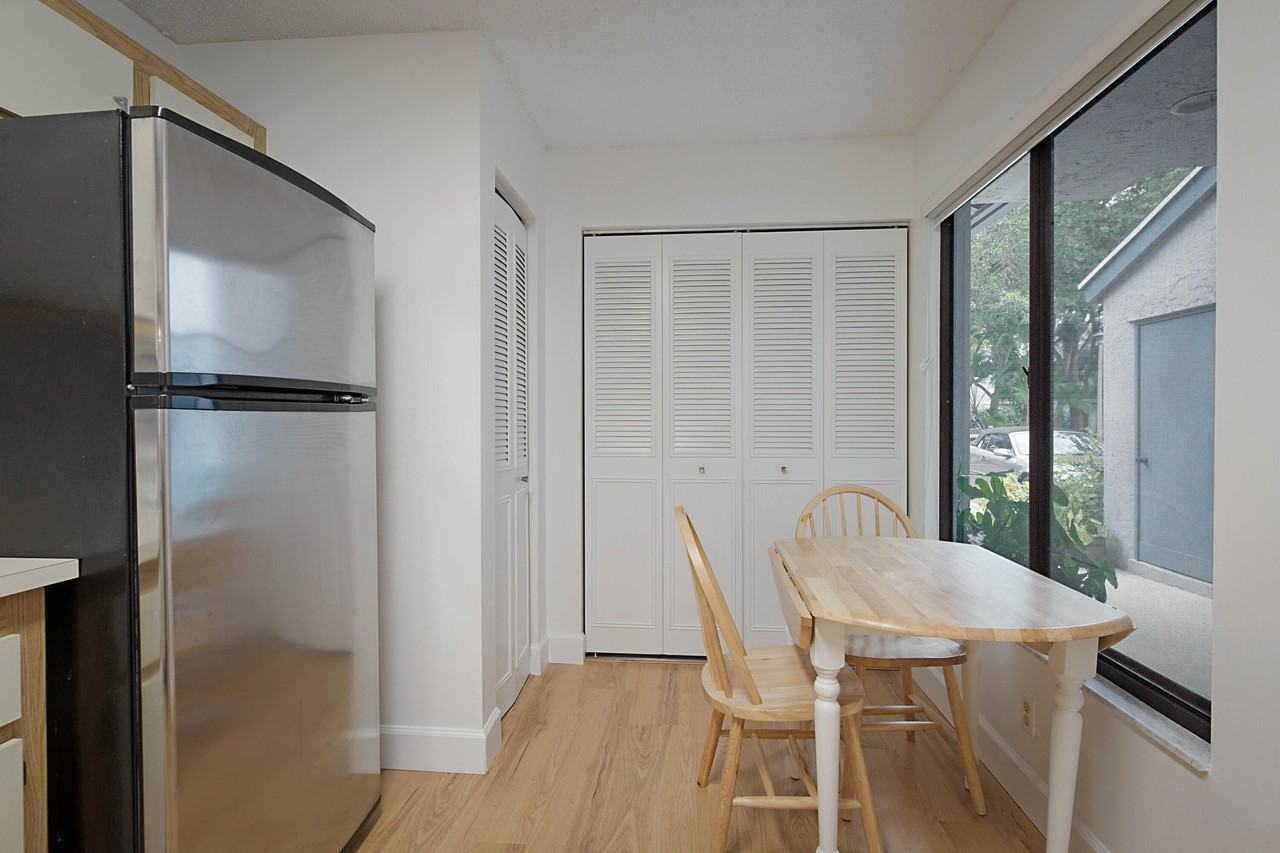 903 Harbour Pointe Way - Photo 4 of 26