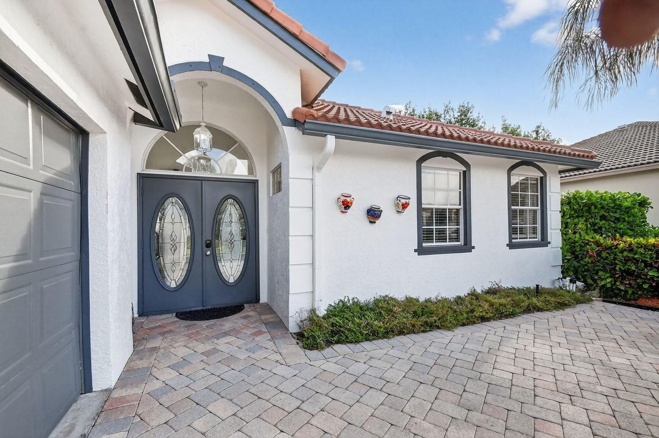 2769 Pointe Cir - Photo 2 of 48