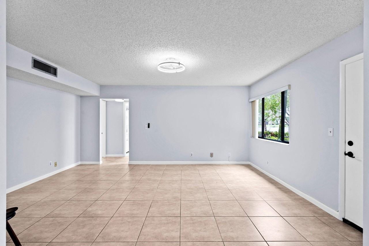 5310 Las Verdes Cir Apt 106 - Photo 6 of 48