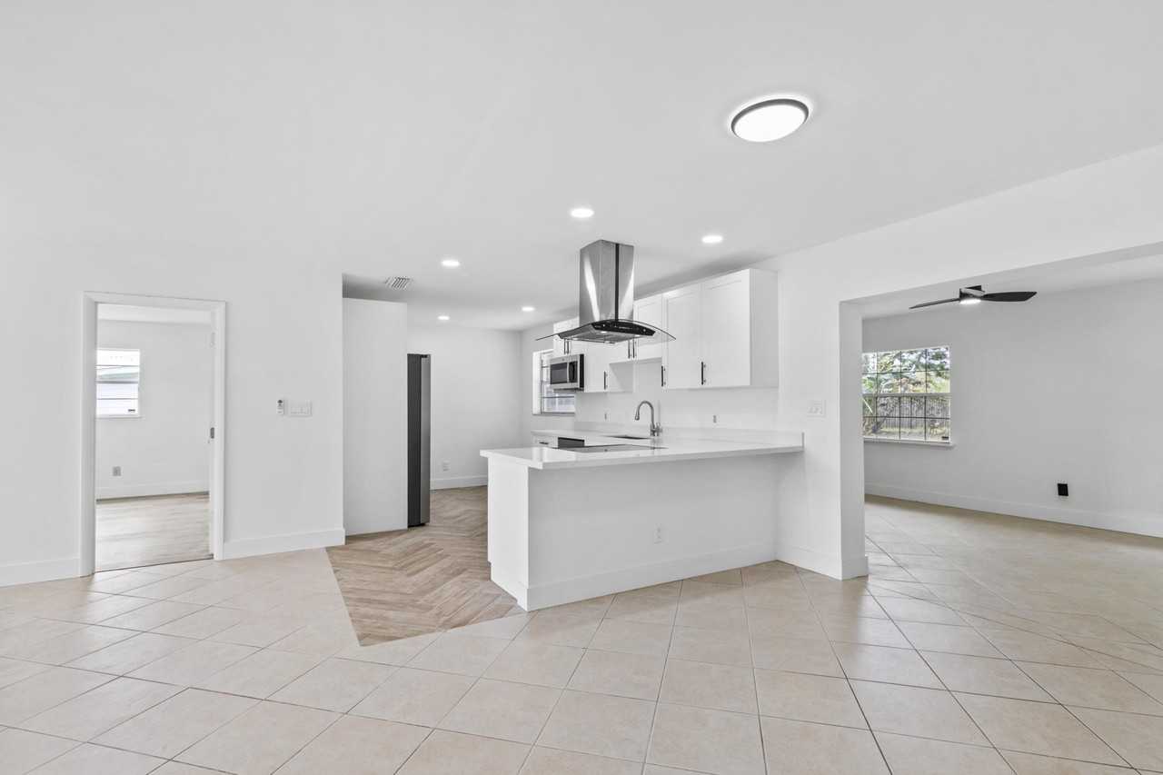 106 Nw Curtis St - Photo 3 of 18