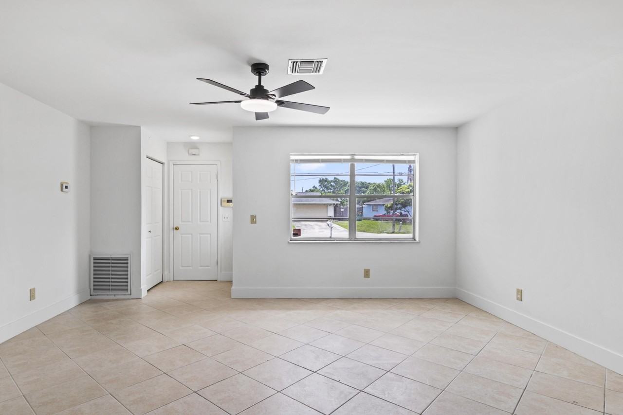 106 Nw Curtis St - Photo 4 of 18