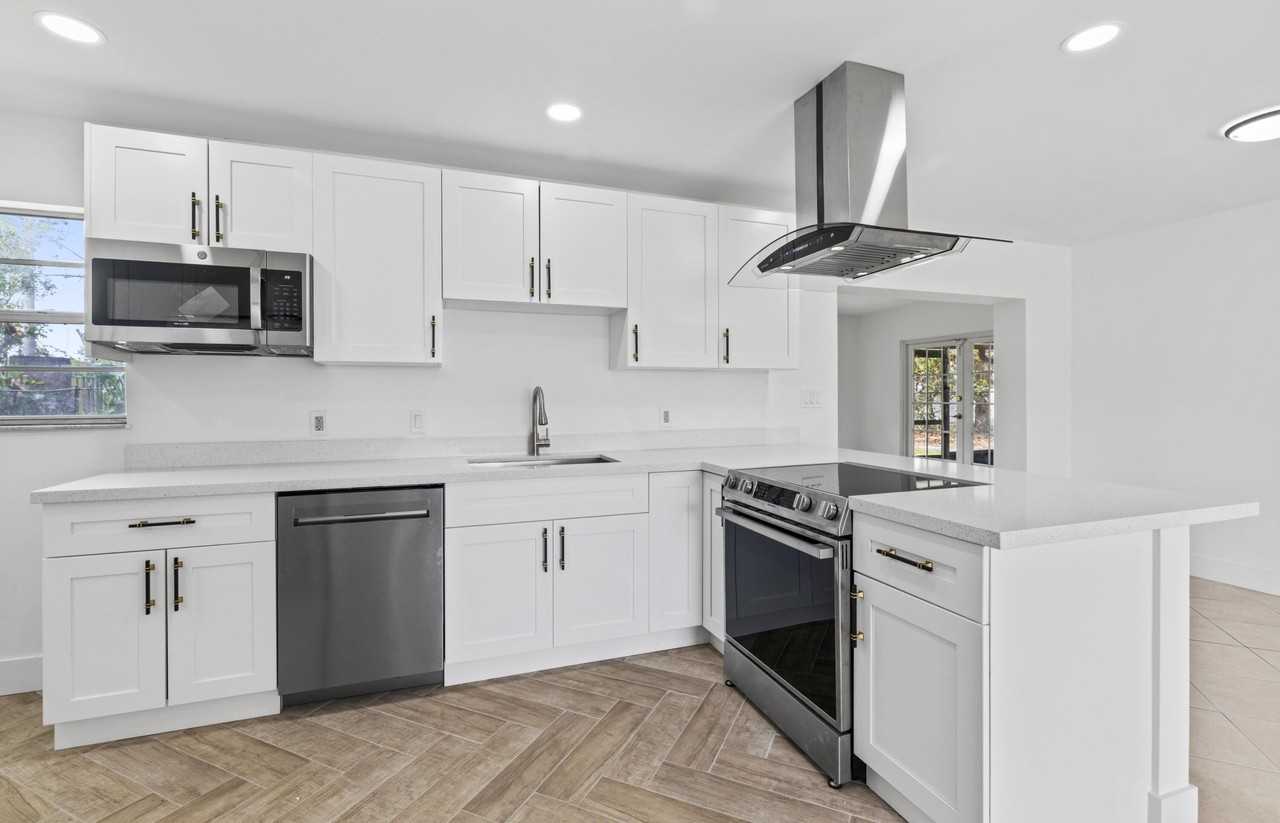 106 Nw Curtis St - Photo 7 of 18