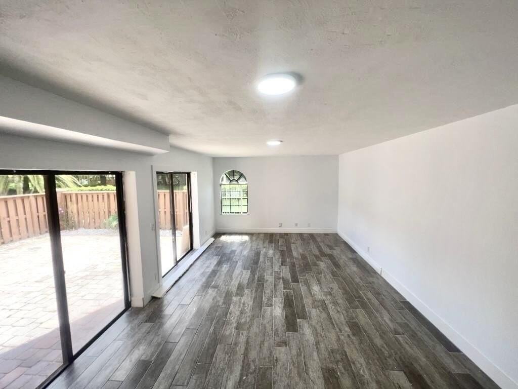 8104 Severn Dr Apt B - Photo 2 of 11