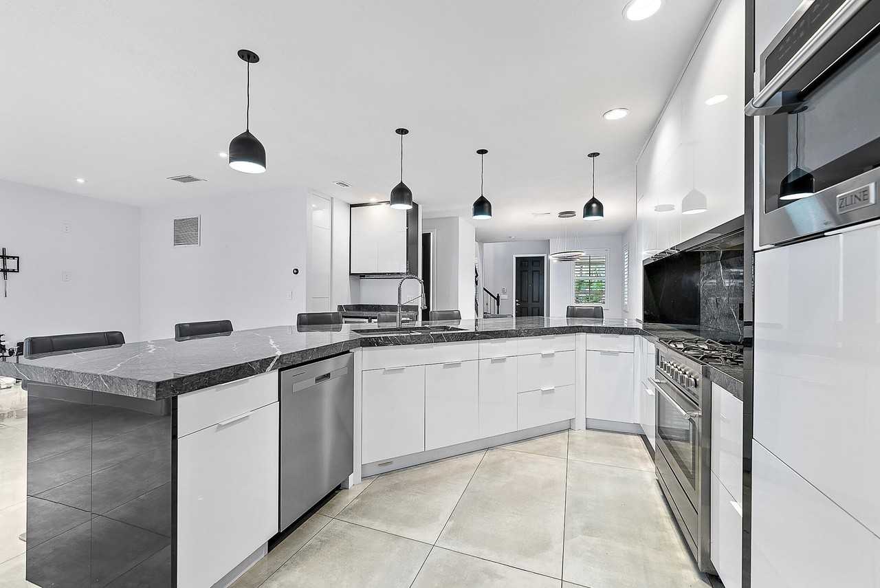 729 Duchess Ct - Photo 7 of 41