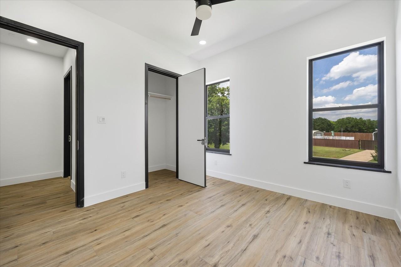 2811 Rodeo Dr - Photo 4 of 48
