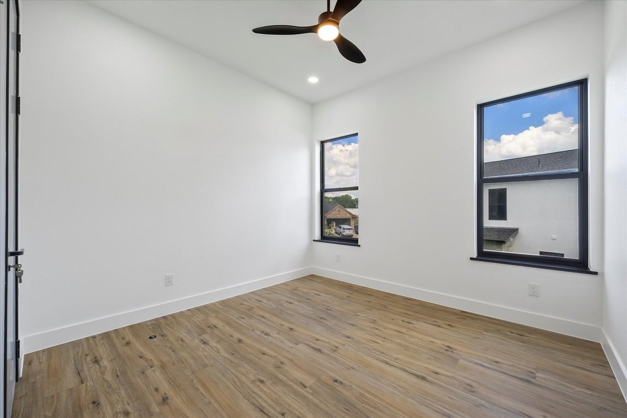 2811 Rodeo Dr - Photo 5 of 48