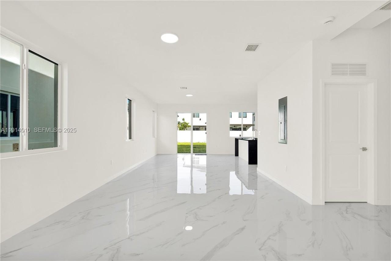 22535 Sw 125th Ave - Photo 3 of 13