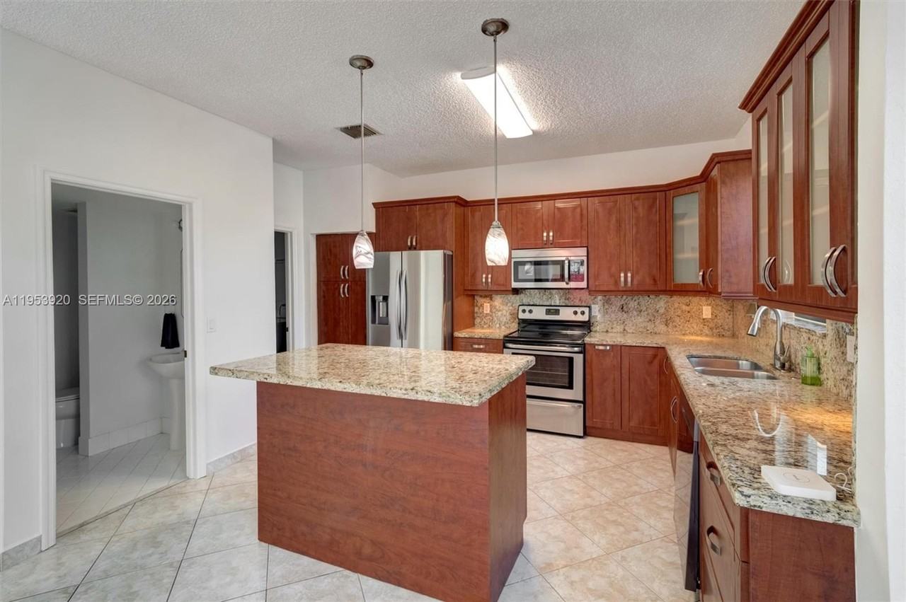 9053 Sw 214th St - Photo 5 of 17