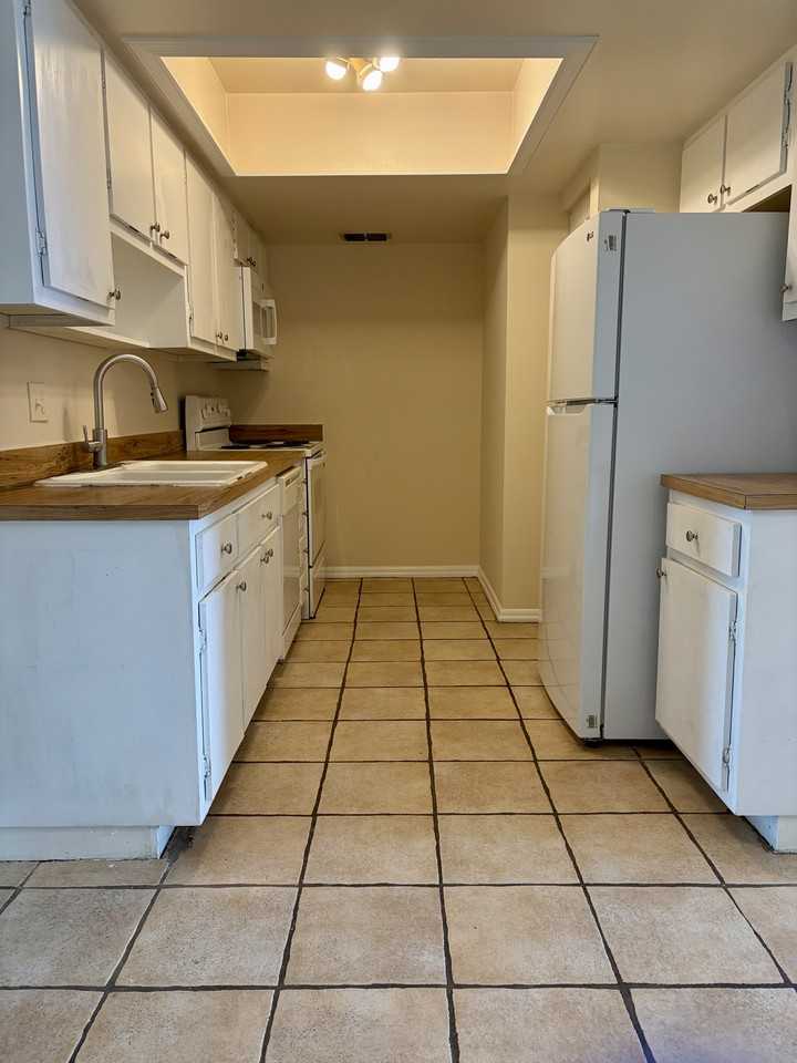 5169 Vineland Rd #B208 - Photo 2 of 25