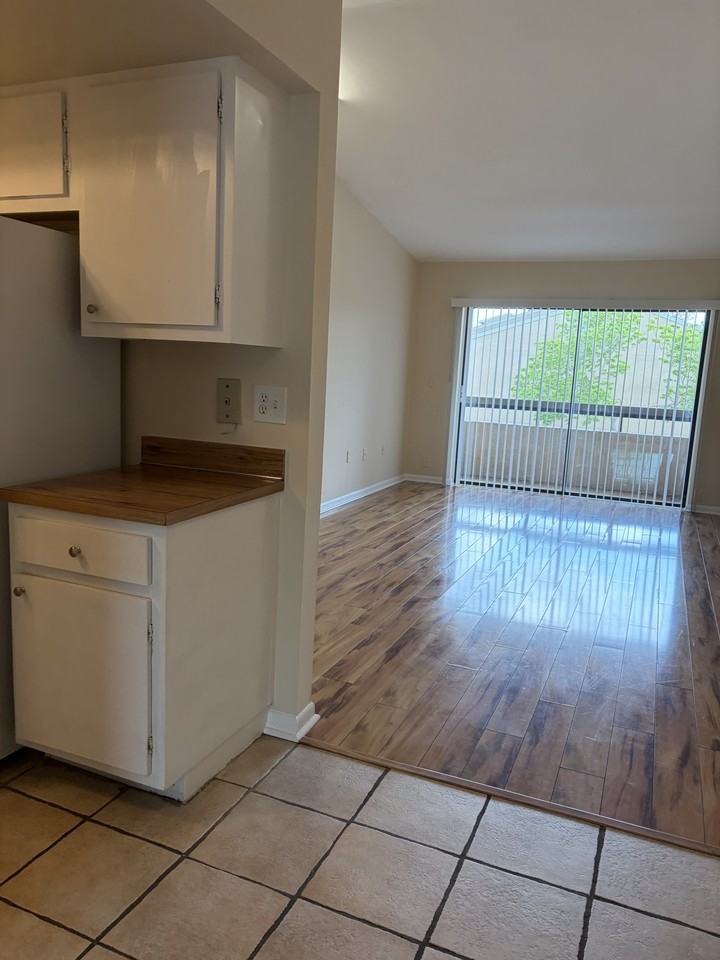 5169 Vineland Rd #B208 - Photo 5 of 25