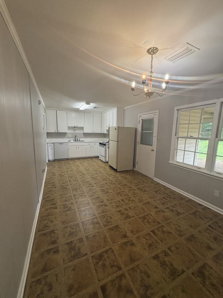 320 Sultan Ct - Photo 3 of 11