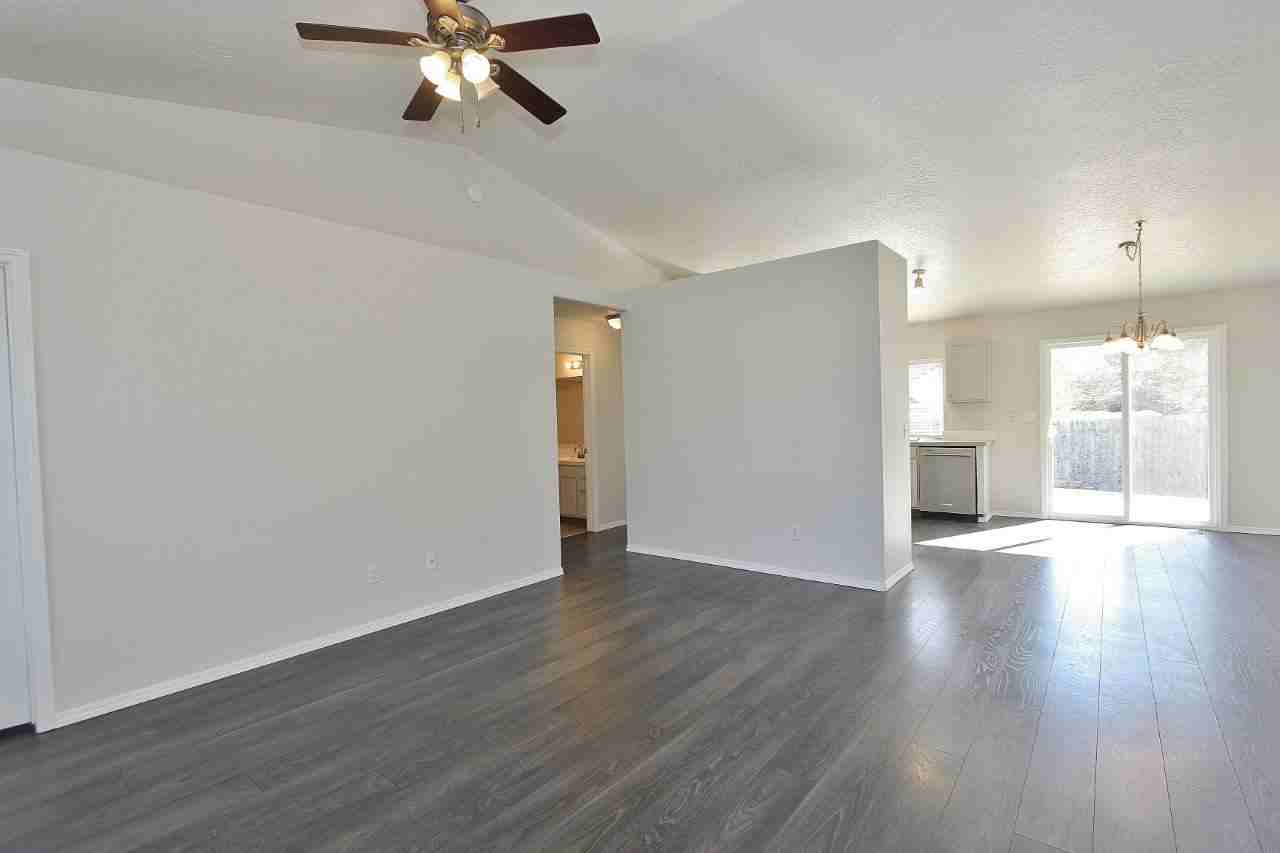 725 E Wakely Ct - Photo 2 of 32