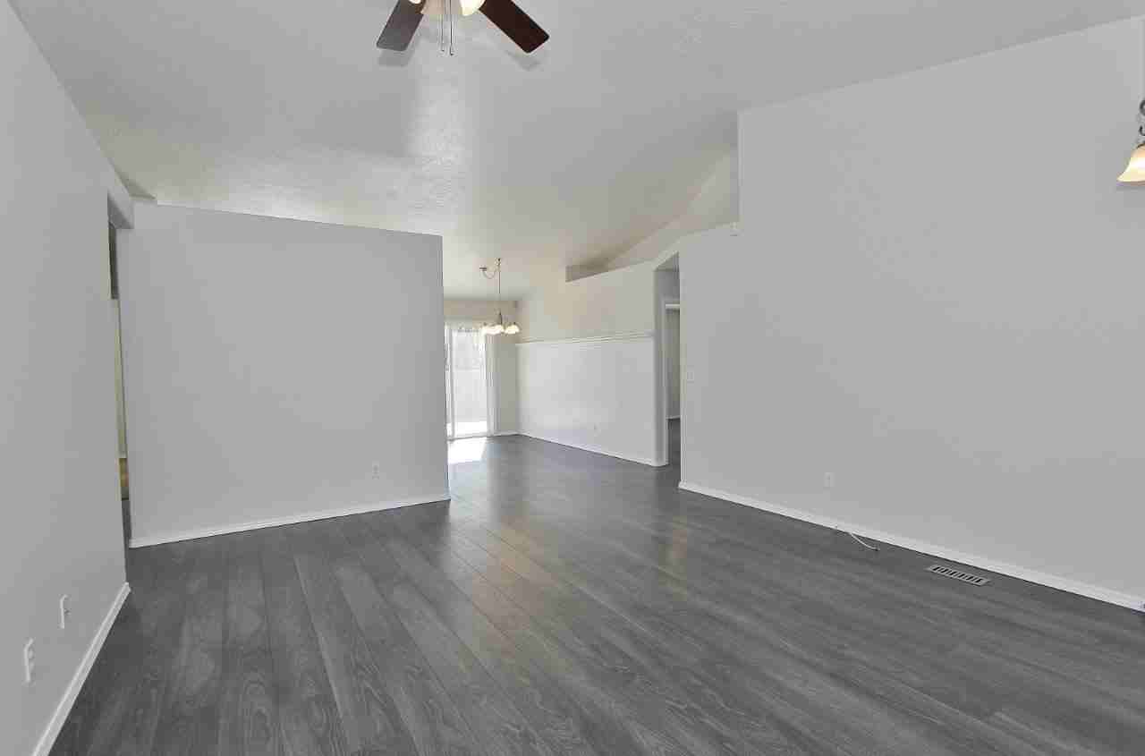 725 E Wakely Ct - Photo 3 of 32