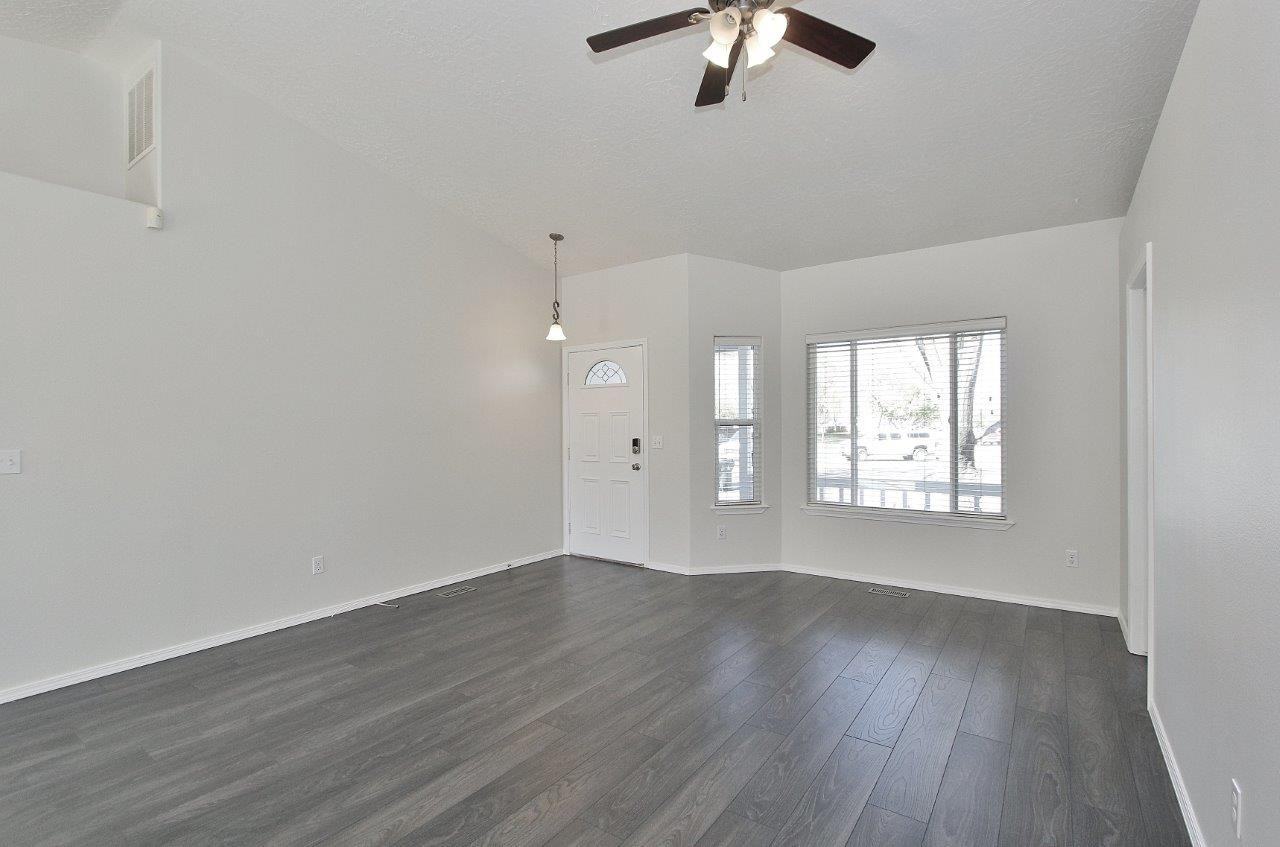 725 E Wakely Ct - Photo 4 of 32