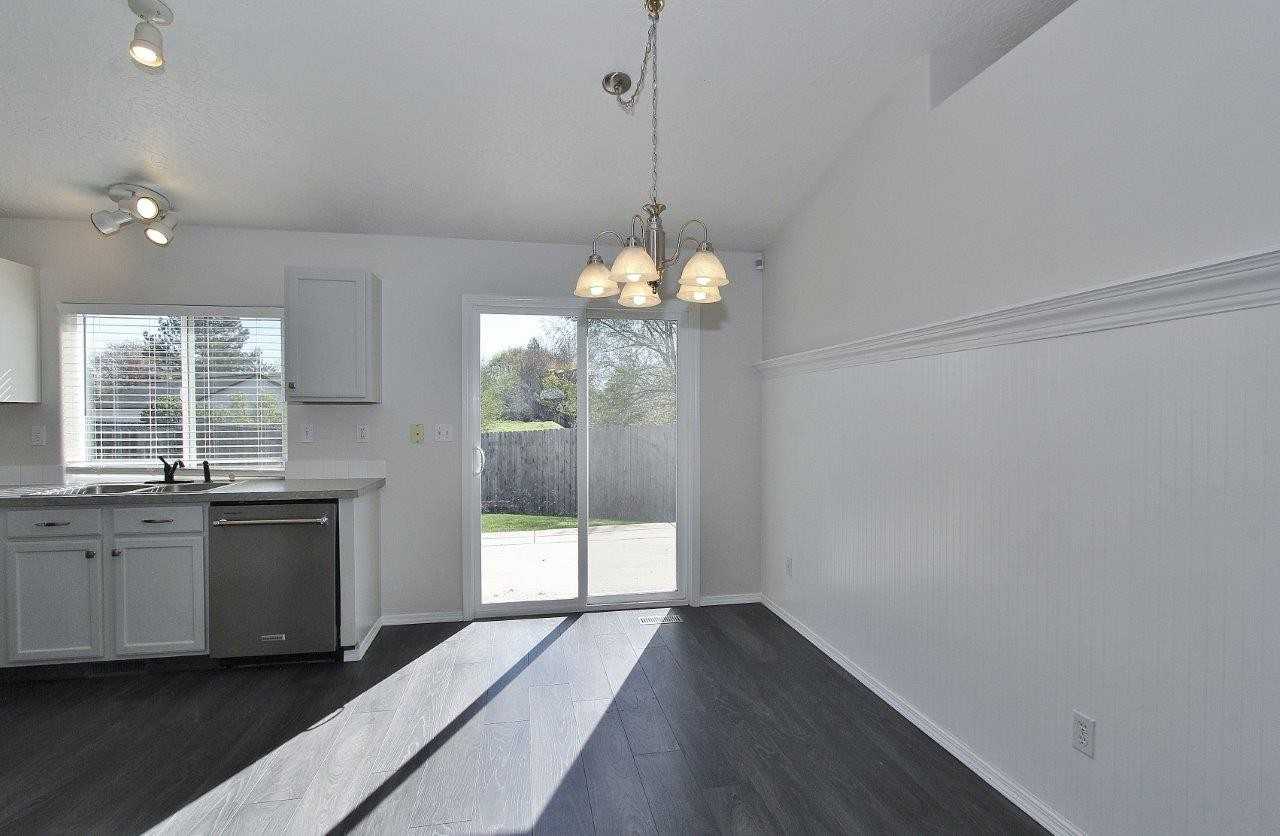 725 E Wakely Ct - Photo 5 of 32