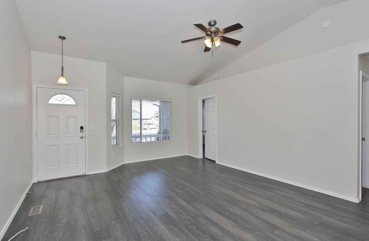 725 E Wakely Ct - Photo 6 of 32