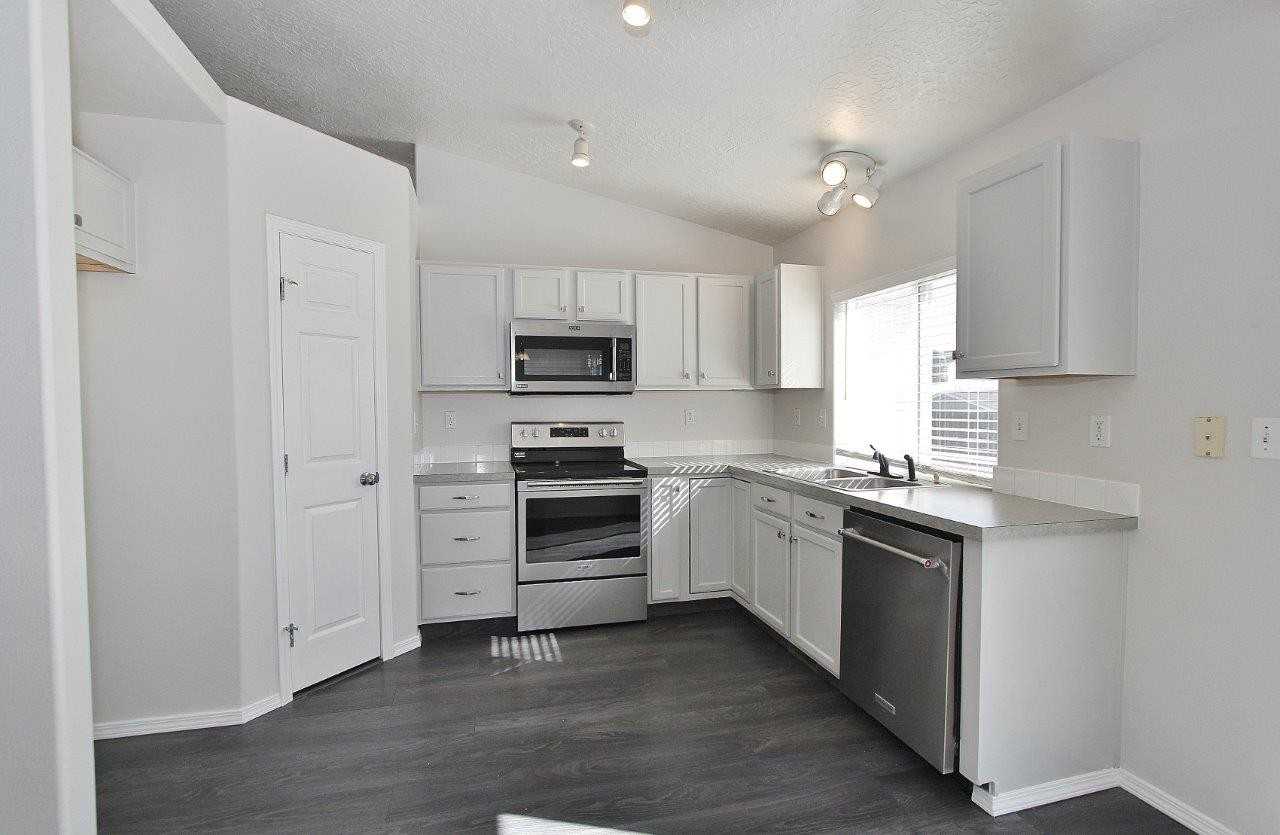 725 E Wakely Ct - Photo 7 of 32